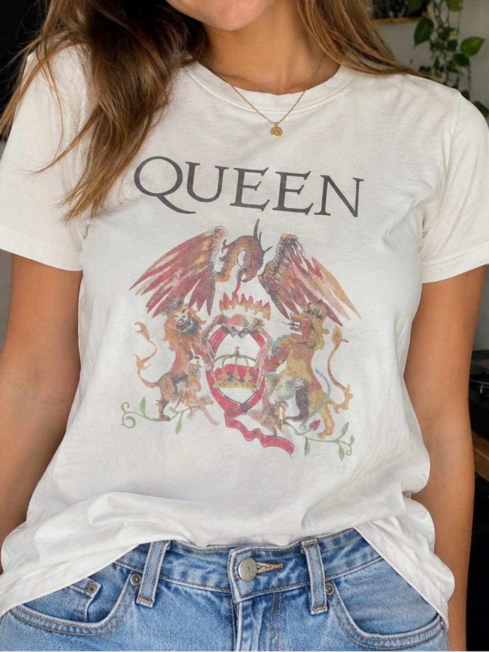 - Queen L Short Sleeve Tee! VGUC!
